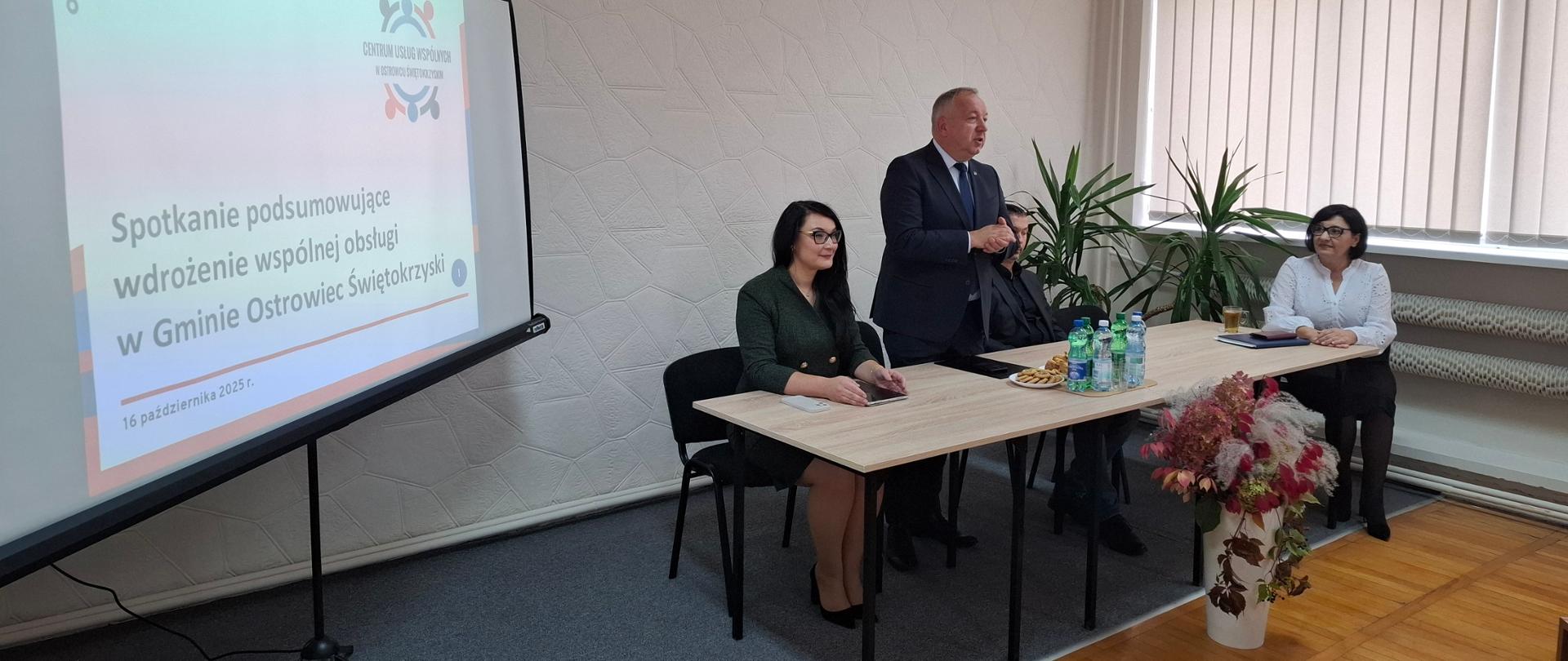 Otwarcie spotkania przez Prezydenta Miasta Ostrowca Świętokrzyskiego - Artura Łakomca. 