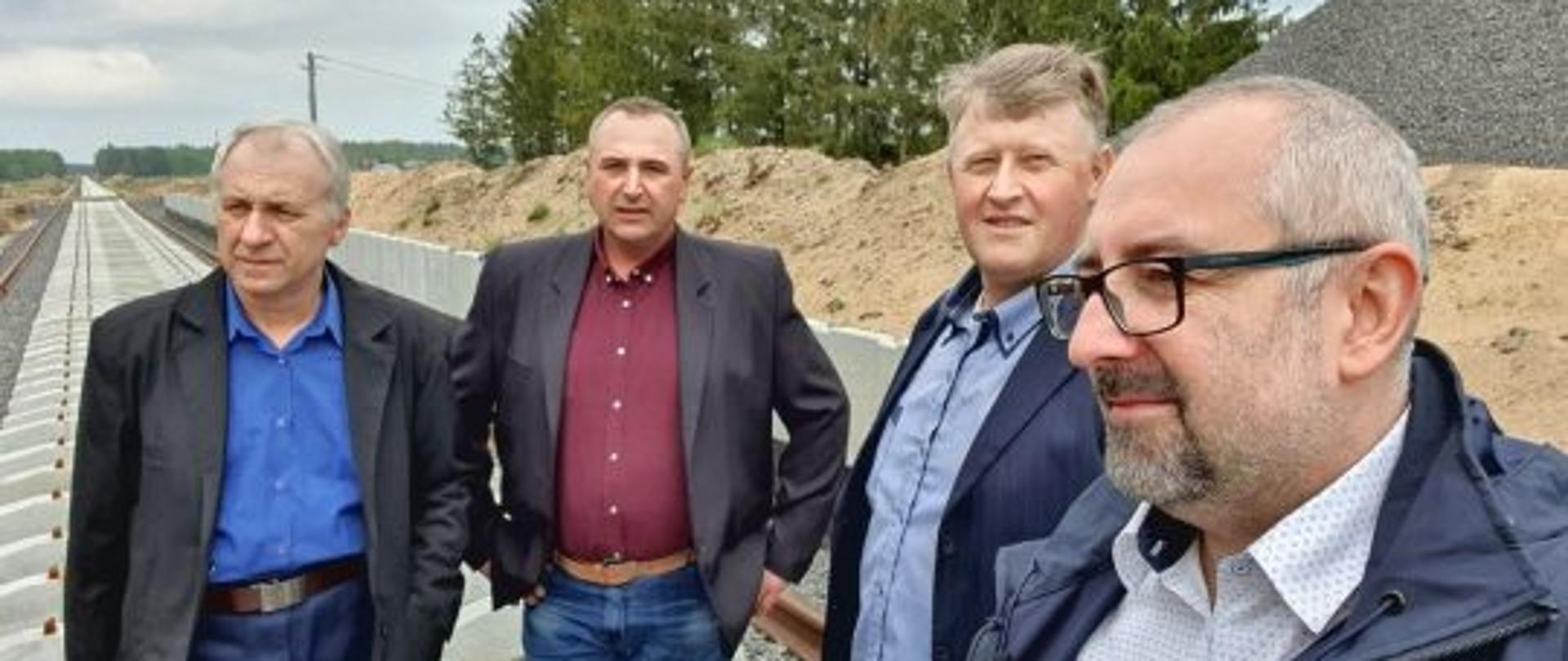 Zdjęcie przedstawia samorządowców z terenu powiatu przasnyskiego na placu budowy trasy kolejowej numer 35 w Raszujce. Od lewej Radny Rady Powiatu Przasnyskiego Krzysztof Nieliwodzki, Sołtys Raszujki Wojciech Grabowski, Grzegorz Piórkowski z Pruskołęki, Starosta Przasnyski Krzysztof Bieńkowski.