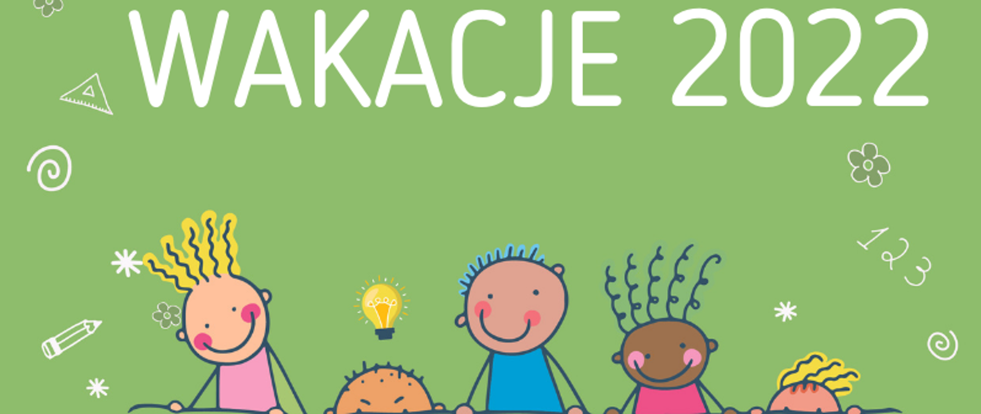 Ilustracja przedstawiające narysowane kredkami czwórkę dzieci z podpisem "Wakacje 2022" na zielonym tle.