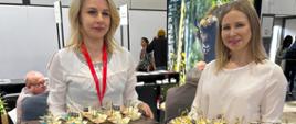 Reprezentacja powiatu - Prezes LOT Region Puszczy Białowieskiej Marta Grzelak oraz pracownik Starostwa Basia Budnik pozują z tacami z regionalnymi produktami