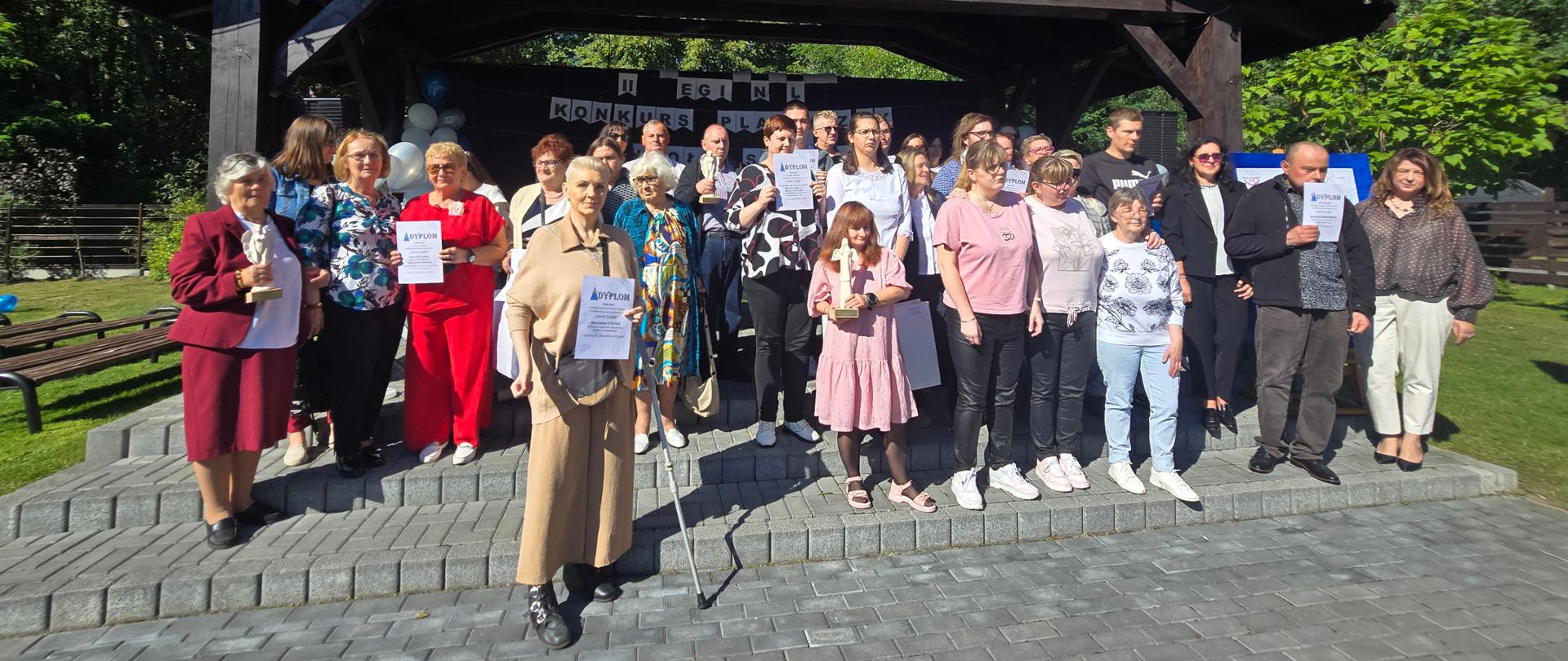 Zdjęcie grupowe uczestników imprezy