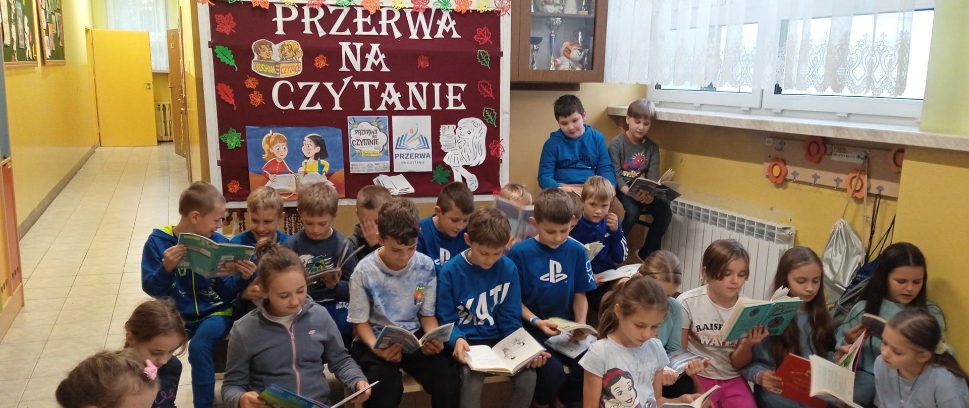 uczniowie czytają książki podczas przerwy śródlekcyjnej 