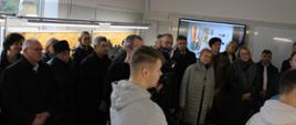 Zaproszeni goście obserwuje prezentację sprzętów, zakupionych do pracowni