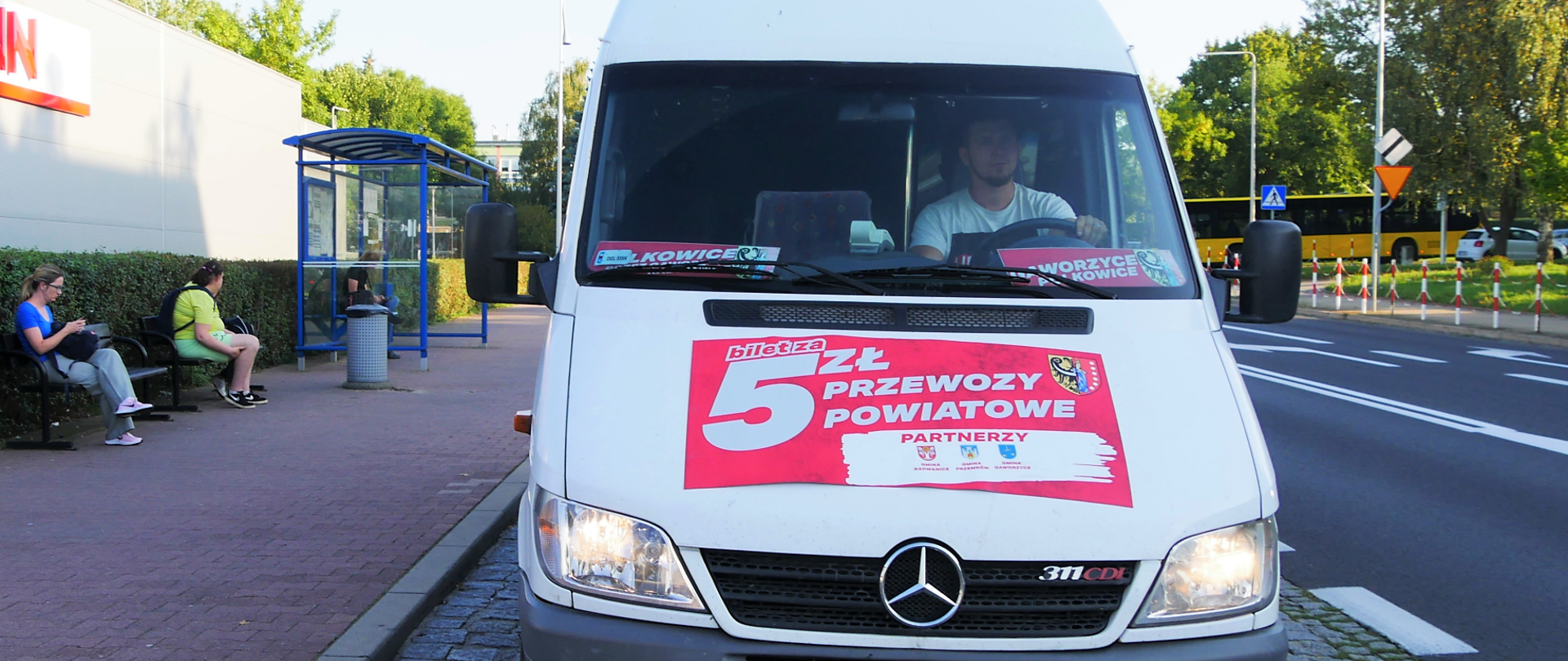 Biały bus stoi na przystanku