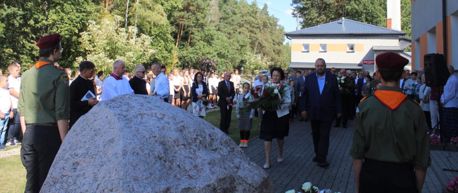 Złożenie wieńców przez delegacje samorządowe przy kamieniu upamiętniającym poległych w obozie w Treblince.