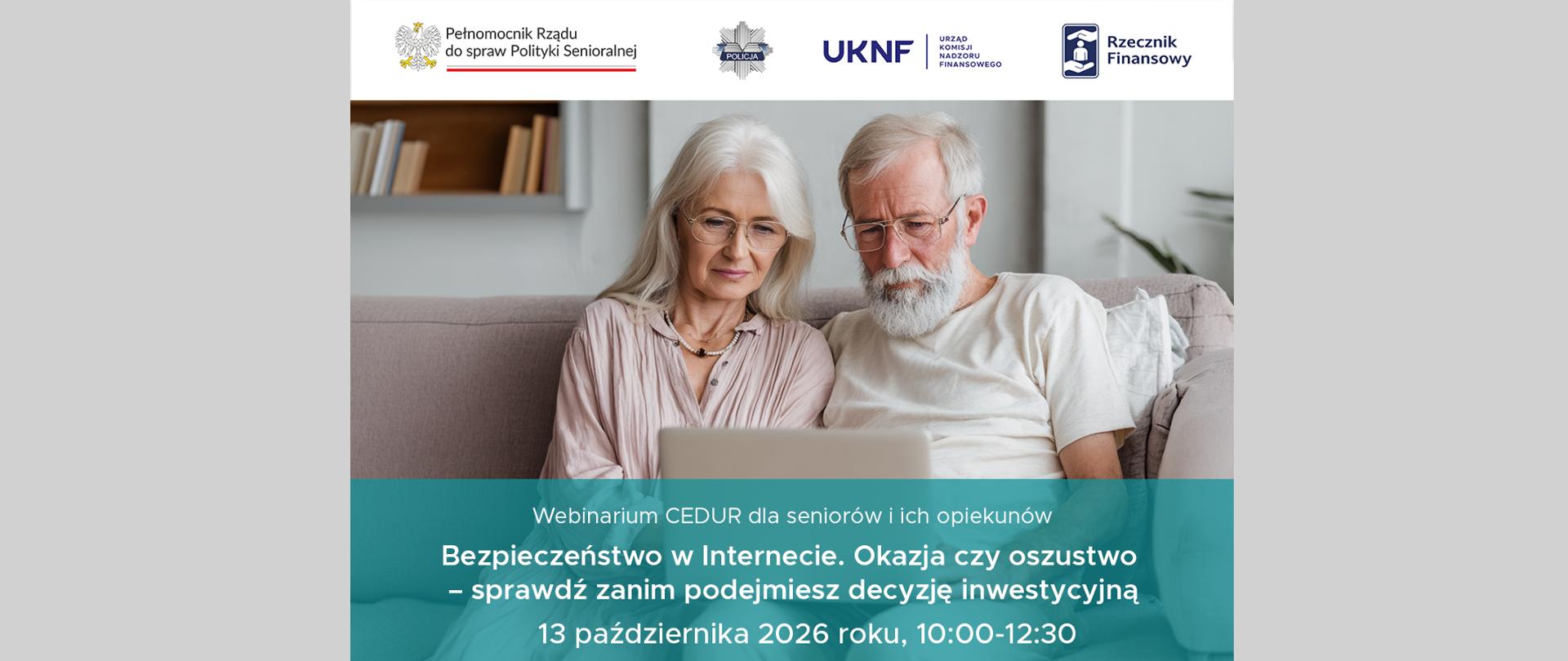 Para seniorów siedzi na sofie i patrzy w stronę trzymanego na kolanach laptopa