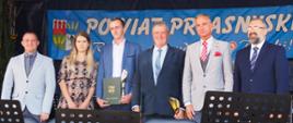 Wręczenie nagród dla najlepszych rolników w powiecie przasnyskim. Na scenie dożynkowej stoją Senator Jan Maria Jackowski, Starosta Przasnyski Krzysztof Bieńkowski, Wójt Gminy Krasne wraz z nagrodzonymi rolnikami z terenu gminy Krasne.