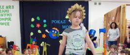 Dzieci ubrane w przygotowane przebrania z recyklingu, idą po "wybiegu" - kolorowym dywanie
