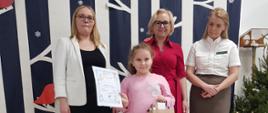 Dyrekcja Przedszkola wraz z przedstawicielką Nadleśnictwa Hajnówka wręczają nagrody dzieciom, pozując do wspólnego zdjęcia