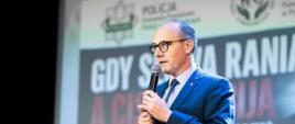 Starosta Powiatu Proszowickiego przy mikrofonie podczas konferencji "Gdy słowa ranią, a cisza zabija"