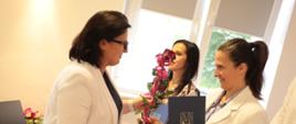 Moment wręczenia aktów awansu przez Starostę Andrzeja Skiepko i Wicestarostę Justynę Jarmocik