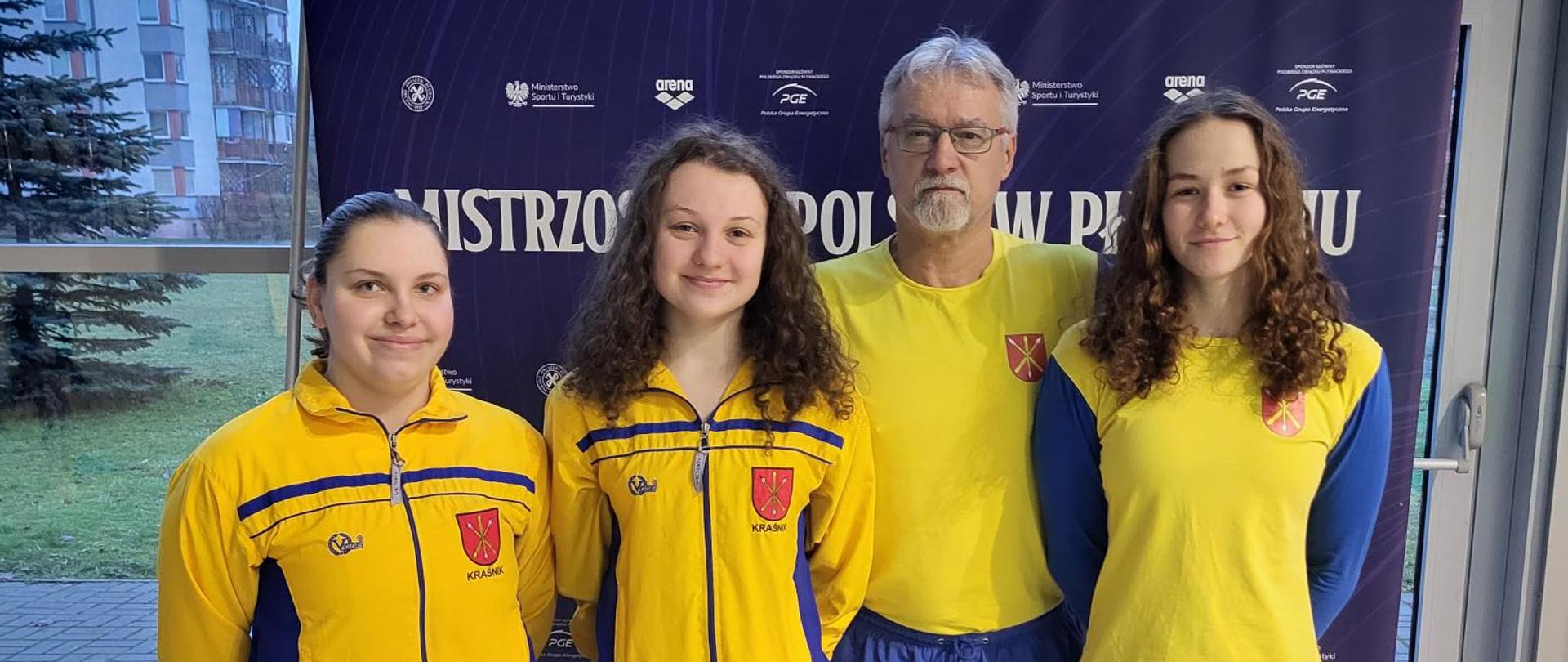 Oliwia Sosnówka, Anna Wilk i Maja Ryfka wraz z trenerem Grzegorzem Mazurkiem