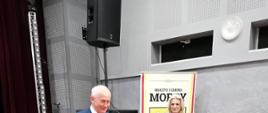 Przy mównicy podczas wystąpienia- Poseł na Sejm RP Krzysztof Tchórzewski , w oddali Zastępca Kierownika USC w Mordach Magdalena Zdanowska.
