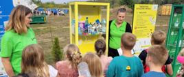 Uczniowie klas I-III podczas wizyty na Punkcie Selektywnej Zbiórki Odpadów Komunalnych. 
