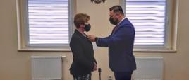 Wójt przypina medal pani Bernadecie Klycie