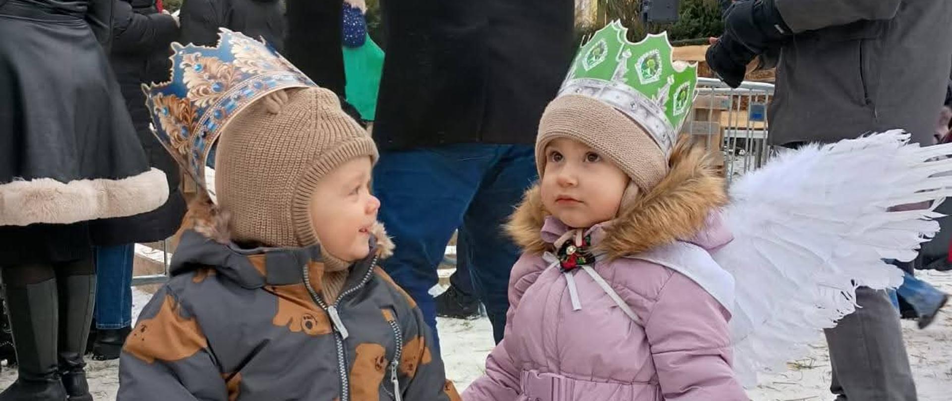 Na zdjęciu widać dwójkę dzieci z grupy Pszczółki 
