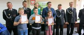 Członkowie Jury, E. Borysiak Zastępca Wójta Gminy Sarnaki, M. Michaluk Wicestarosta łosicki i w pierwszym rzędzie laureaci OTWP w grupie pierwszej