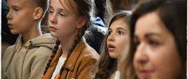 Dzieci i ich rodzice podczas uroczystości rozstrzygnięcia konkursu