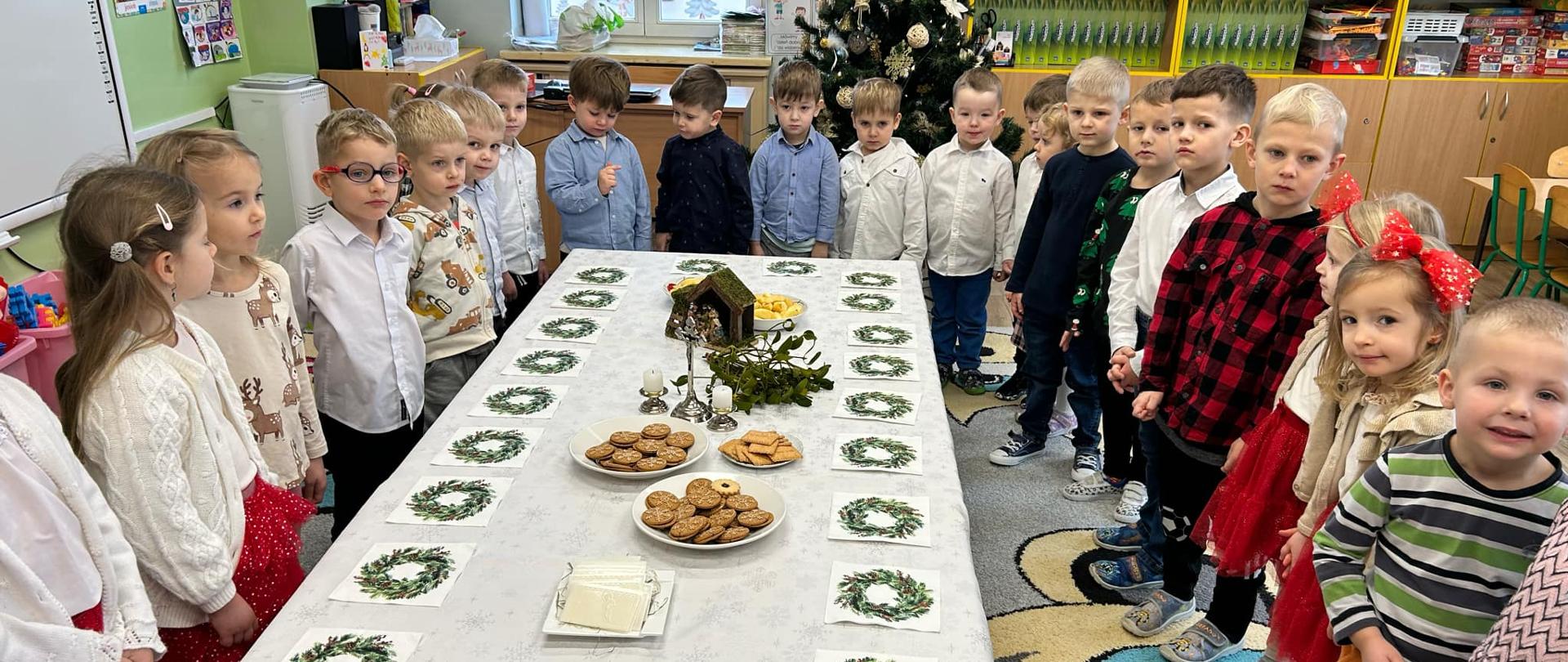 Przedszkolaki wokół Wigilijnego stołu