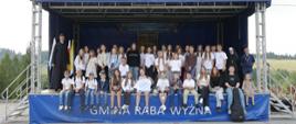 Zdjęcie przedstawia uczestników Dni papieski pozujących na scenie do zdjęć 