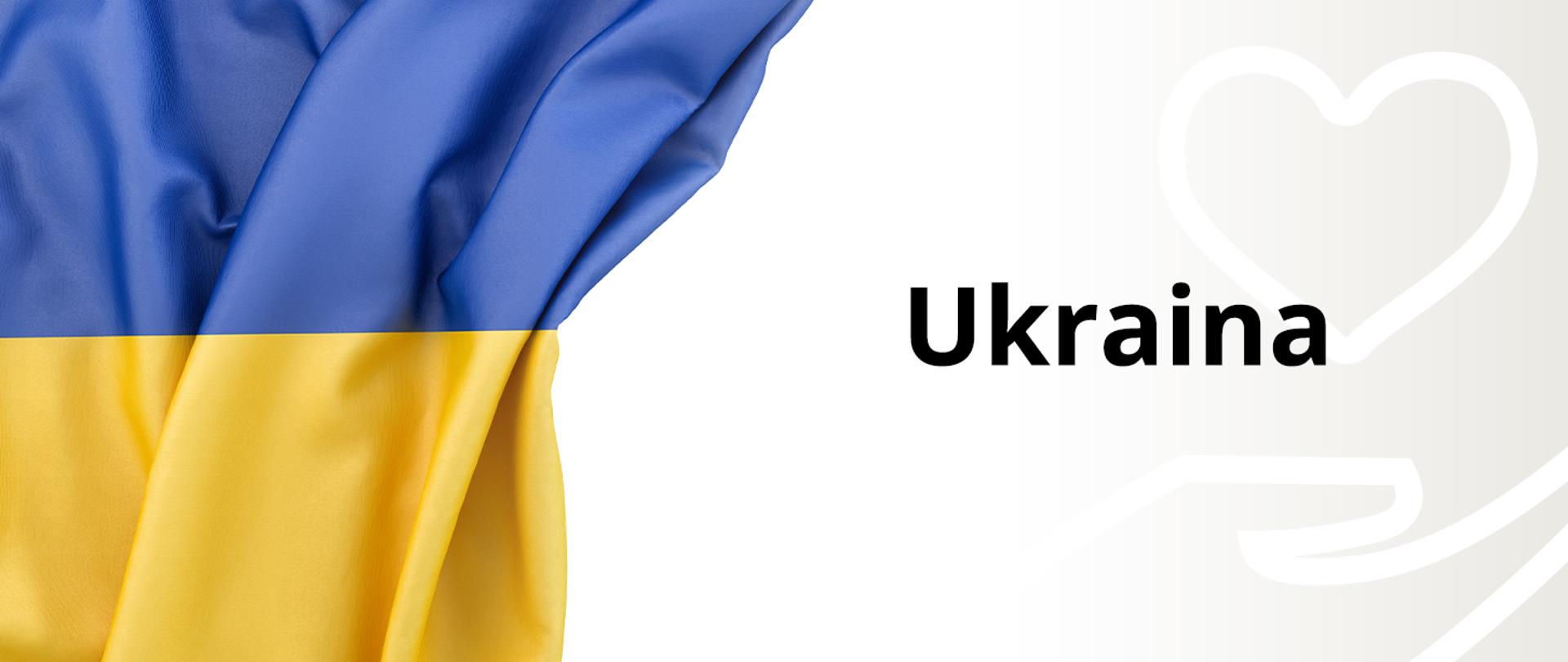 zdjęcie przedstawia po lewej stronie pofalowaną flagę Ukrainy w kolorze niebiesko żółtym, po prawej na beżowym tle z zarysem grafiki serce nad dłonią widoczny czarny napis Ukraina