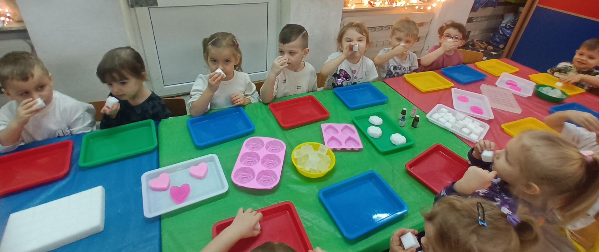 Dzieci przy stolikach 
