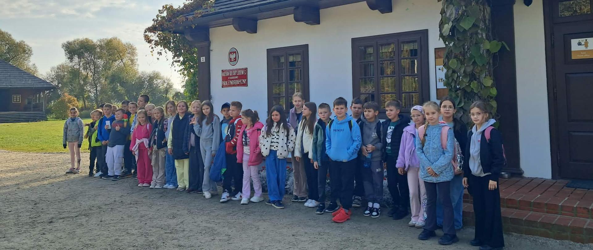 Uczniowie klas trzecich w Skansenie w Kolbuszowej