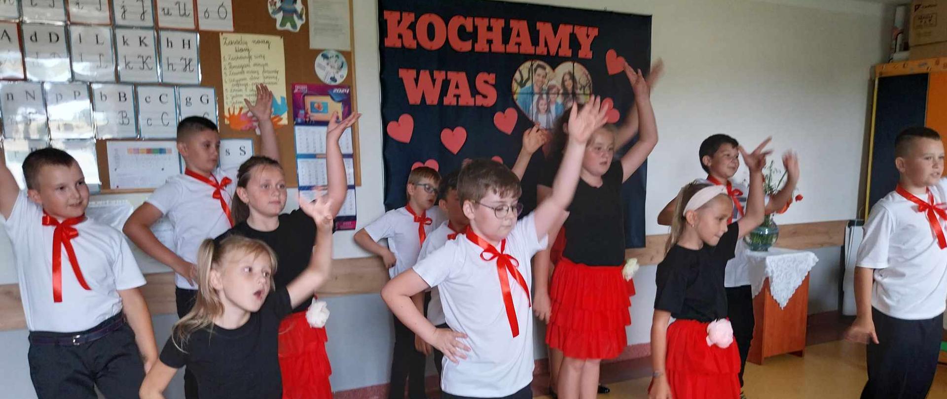 Dzieci występują na akademii z okazji Dnia Rodziców. 