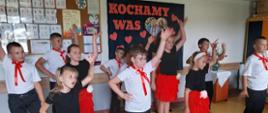 Dzieci występują na akademii z okazji Dnia Rodziców. 