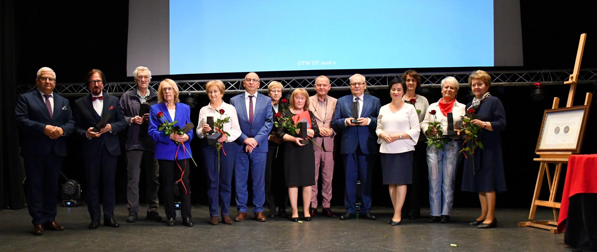 Samorządowcy wraz z nagrodzonymi słuchaczami UTW