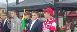 Uczniowie podczas występu artystycznego na rynku