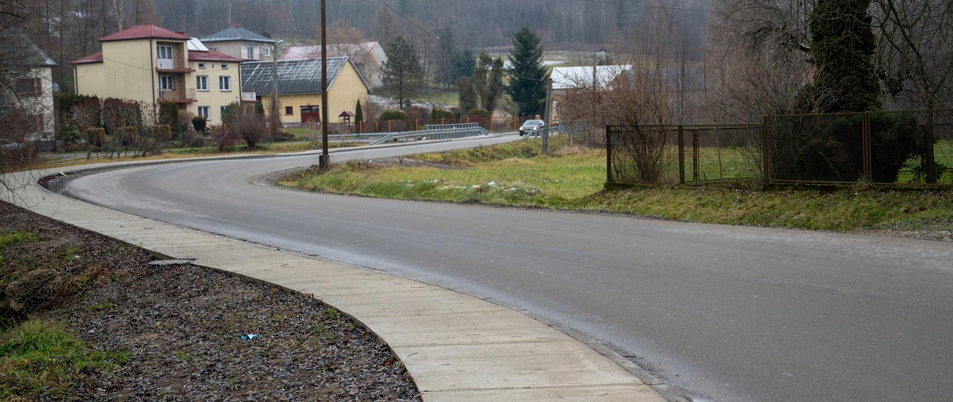 Chodnik w Błażkowej