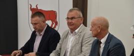 Mężczyźni podpisują umowę.