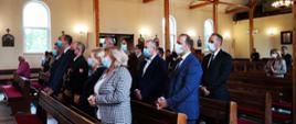 Zdjęcie wykonano podczas Mszy Świętej za Ojczyznę w kościele parafii pod wezwaniem Chrystusa Zbawiciela w Przasnyszu. Fotografia przedstawia gości przybyłych na przasnyskie obchody 82. rocznicy wybuchu drugiej Wojny Światowej. W pierwszym rzędzie od lewej: Wiceburmistrz Przasnysza Łukasz Machałowski, Burmistrz Przasnysza Lukasz Chrostowski, przedstawiciel służb mundurowych, Poseł Anna Cicholska, Sekretarz Gminy Bożena Rudzińska. W drugim rzędzie od lewej: Sekretarz Przasnysza Jarosłąw Szmulski, Przewodnicząca Rady Powiatu Przasnyskiego Katarzyna Wróblewska, Wicestarosta Przasnyski Waldemar Trochimiuk, Wiceprzewodniczący Rady Gminy Przasnysz Robert Kacprzak. W trzecim rzędzie Dyrektor Zespołu Szkół Powiatowych w Przasnyszu Paweł Szczepkowski.
