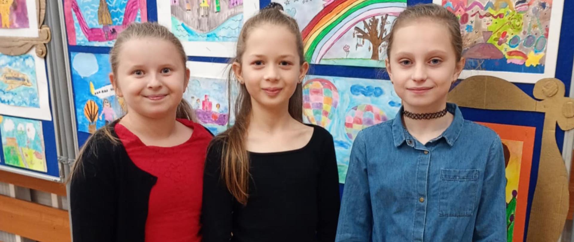 Laureatki konkursu na tle nagrodzonych prac 