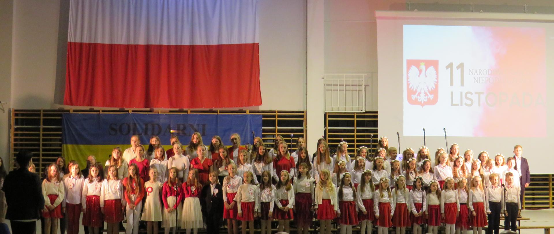Pieśni patriotyczne w wykonaniu uczniów ze szkoły podstawowej w Górznie