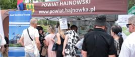 Mieszkańcy odwiedzają nasze stoisko podczas Jarmarku Żubra