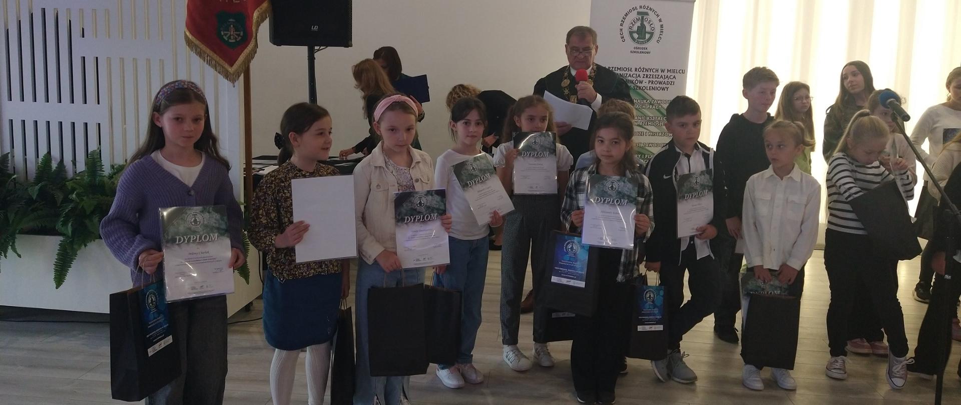 Nagrodzeni uczniowie w konkursie "Zawody rzemieślnicze w naszym środowisku"
