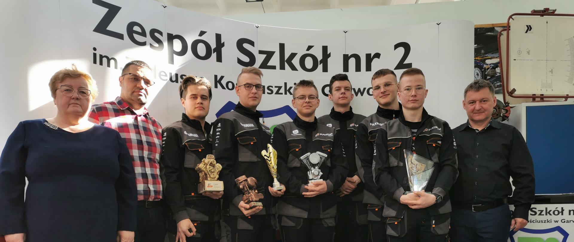 Od lewej: Dyrektor Pani Ewa Flaga, Nauczyciel Pan Dariusz Wiącek, uczniowie: Patryk Czubrzyński, Przemysław Przybysz, Bartosz Lis, Adrian Zwierz, Paweł Kamiński, Michał Barański, nauczyciel Pan Dariusz Zegadło 