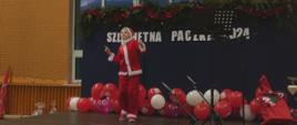 chłopiec mikołaj na scenie