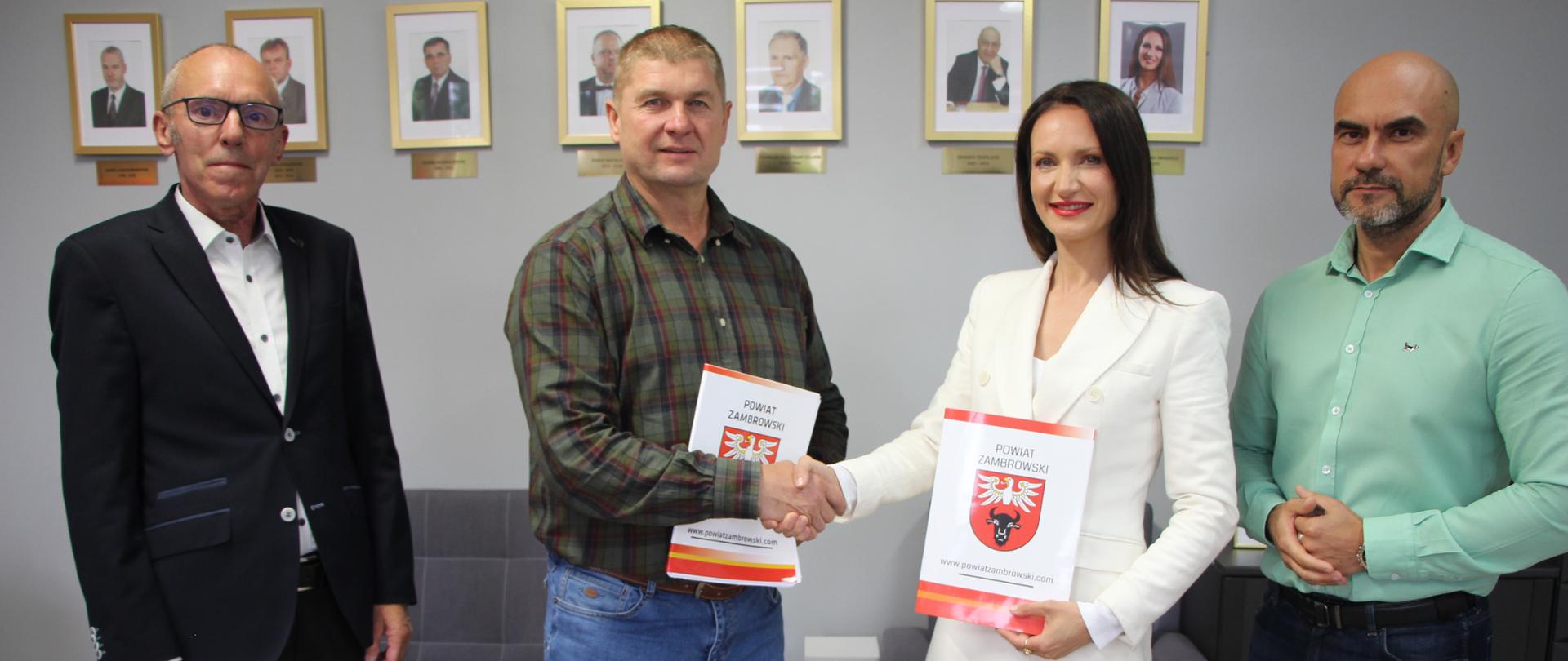 Przedstawiciele Starostwa Powiatowego w Zambrowie oraz Urzędu Miasta w Zambrowie uściskają sobie dłoń