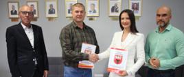 Przedstawiciele Starostwa Powiatowego w Zambrowie oraz Urzędu Miasta w Zambrowie uściskają sobie dłoń