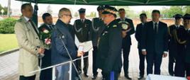 Starosta Przasnyski Krzysztof Bieńkowski wręcza Mazowieckiemu Komendantowi Wojewódzkiemu PSP nadbryg. Jarosławowi Nowosielskiemu medalu „Gloria Prasnensis Terrae”