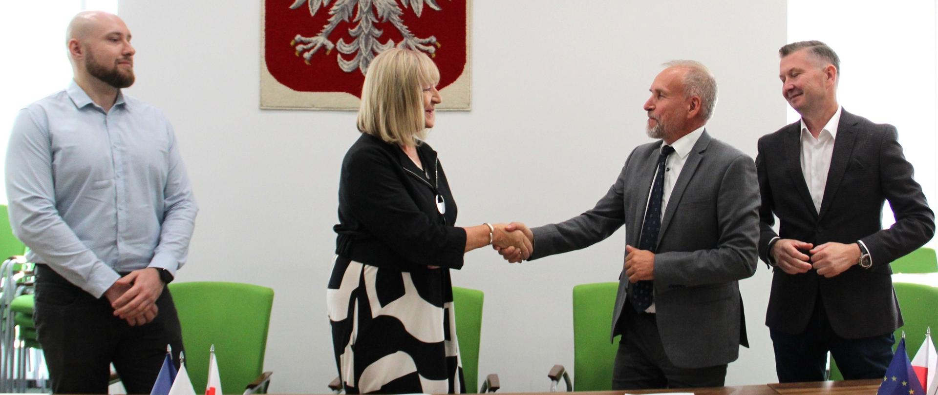 Uścisk dłoni po podpisaniu umowy
