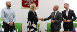 Uścisk dłoni po podpisaniu umowy
