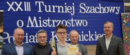 Najlepszy zawodnik turnieju w kategorii juniorów do lat 18 (stoi pośrodku) wraz z pucharem i dyplomem
