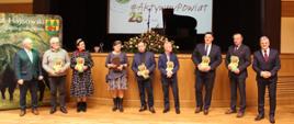 Moment wręczenia pamiątkowych statuetek - nagrodzeni pozują do zdjęcia