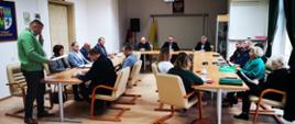 Zdjęcie przedstawia przedstawicieli organów jednostek samorządu terytorialnego powiatu przasnyskiego, Wojskowego Centrum Rekrutacji w Ostrołęce, powiatowych służb, inspekcji, oraz jednostek organizacyjnych powiatu. 