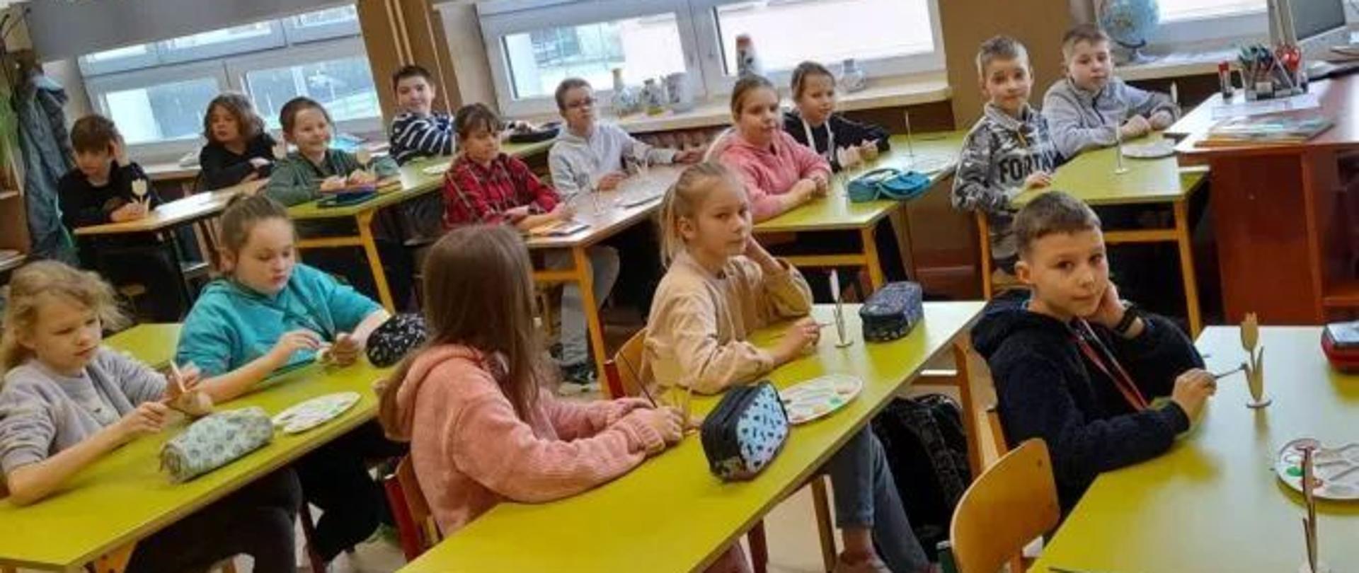 WARSZTATY PLASTYCZNE – MALOWANE TYLIPANY Z DREWNA