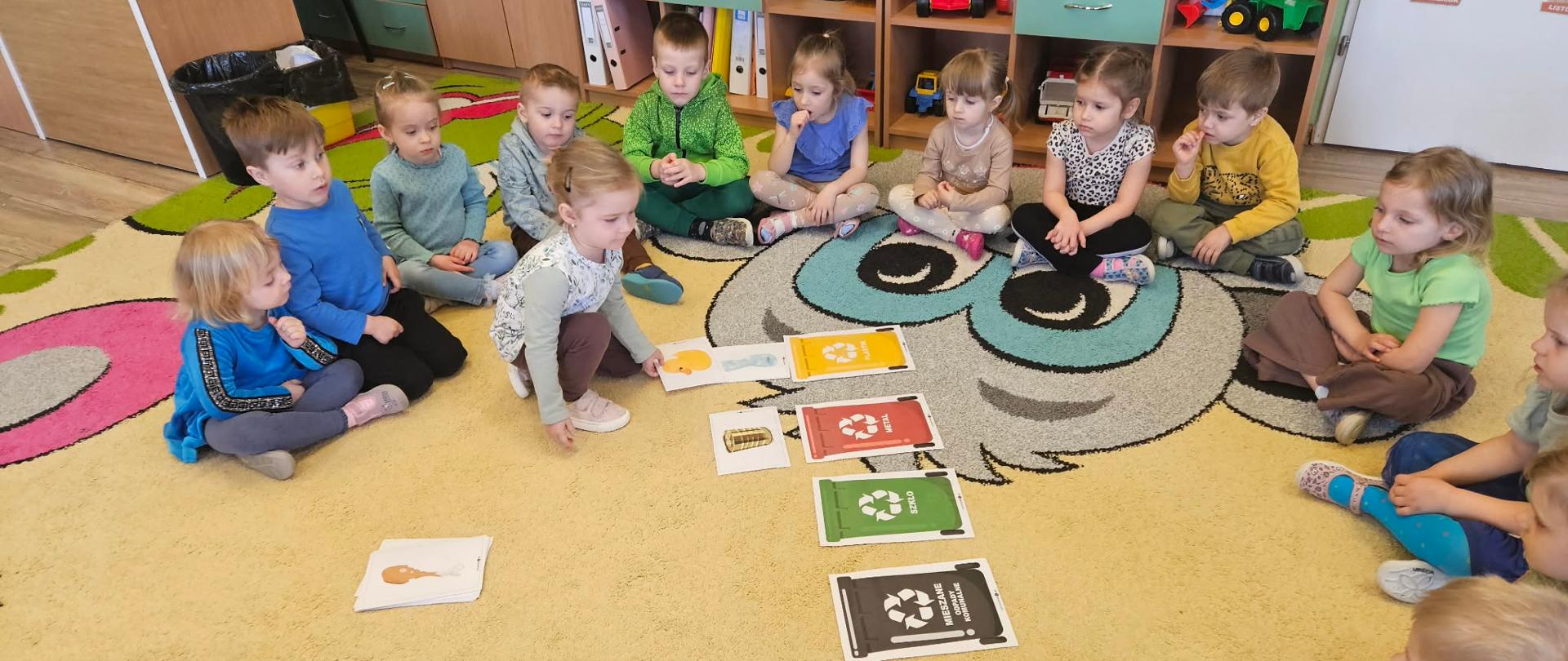 Grupa dzieci podczas zajęć edukacyjnych z okazji Dnia Ziemi